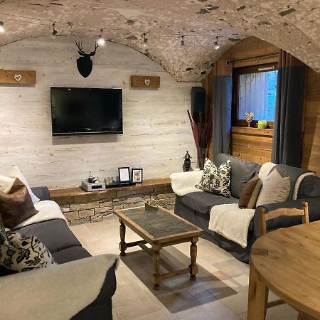 Two Bedroom Apartment La Voute, Chandon Near Meribel - Sleeps 4 Adults Or 2 Adults And 3 Children Les Allues Kültér fotó